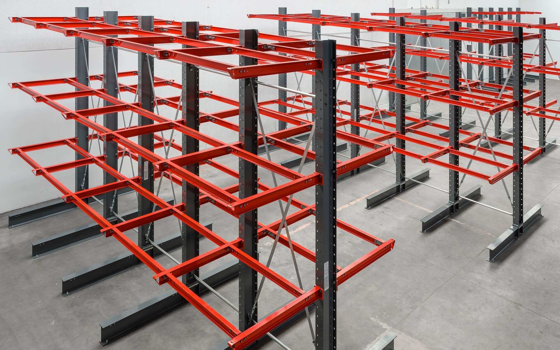 Stellingtypes in het magazijn: toepassingsgebieden voor verschillende opslagsystemen